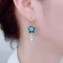 Load image into Gallery viewer, Fashion Flower Crystal Earrings