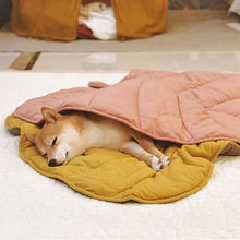 Load image into Gallery viewer, Leaf Shape Dog Blanket